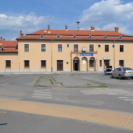 Lokomotiv Motel Eger Exteriér fotografie
